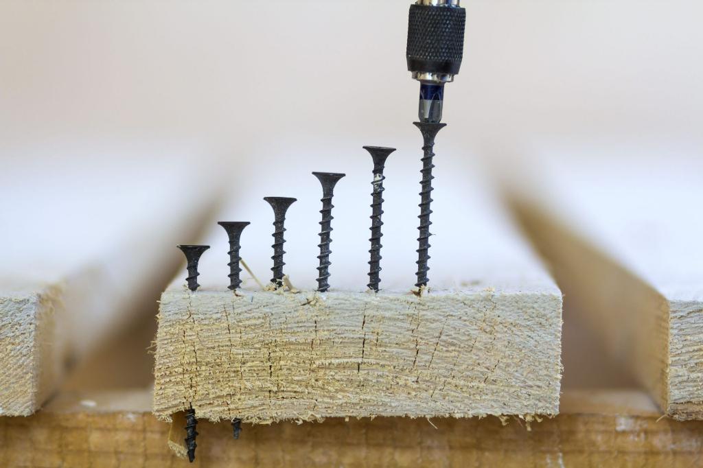 low driving torque high holding power wood screws